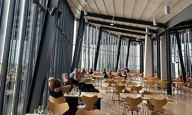 미술관 카페. 내부의 넓은 바닥이 마치 선박의 갑판을 연상케 한다. 창밖으로 이스호이 해변을 감상할 수 있다.