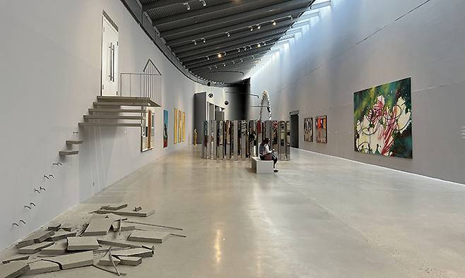 미술관 전시. 덴마크, 스칸디나비아와 유명 예술 작품들이 새롭다. 데이미언 허스트 작품을 비롯하여 올라푸르 엘리아손 등 유명 작가의 작품이 많다. 건축, 디자인, 조각품, 그림, 판화, 설치미술과 미디어 전시를 둘러볼 수 있다.