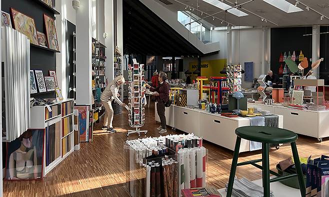 미술관 기념품점. 다양한 색상이 시선을 이끈다. 그동안의 전시 포스터들은 아르켄의 현재와 과거 전시회를 엿볼 수 있게 하고 다양한 디자인 제품 구경은 시간 흐르는 것을 잊게 한다.