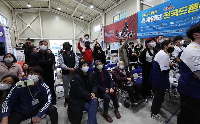 19일 경기 고양시 디알원 드론센터에서 열린 '2022 제5회 세계일보 전국 드론 축구 대회'에서 관람객들이 결승전을 관람하고 있다. 고양=남정탁 기자