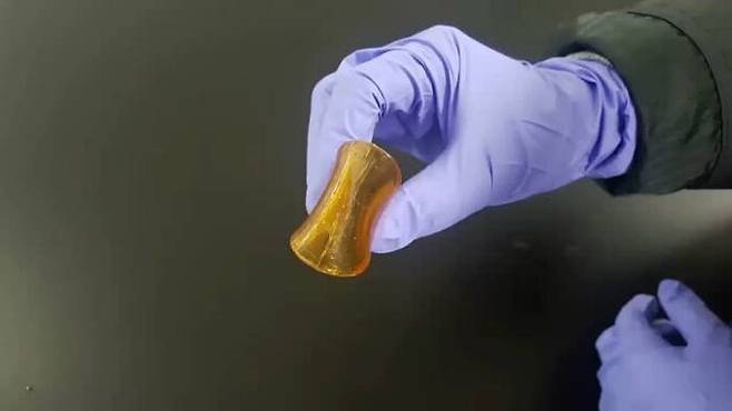 2018년 한국화학연구원이 개발한 자가치유 신소재. 출처=한국화학연구원