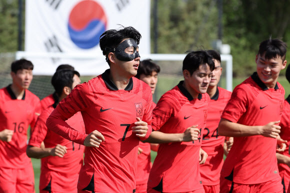 캡틴 손흥민까지 합류한 ‘완전체’ 벤투호 - 2022 카타르 월드컵에 출전하는 대한민국 축구 국가대표팀의 손흥민이 16일 오전(현지시간) 카타르 도하의 알에글라 훈련장에서 안면 보호대를 착용한 채로 훈련에 임하고 있다. 2022.11.16 연합뉴스