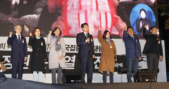 19일 오후 서울 중구 서울시청 인근에서 열린 윤석열 대통령 퇴진 요구 촛불집회에 야당 의원들이 참석해 연단에서 올라 있다. 왼쪽부터 무소속 민형배·더불어민주당 양이원영·강민정·안민석·유정주·황운하·김용민 의원 ⓒ연합뉴스