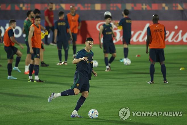 카타르 입성 후 첫 훈련 시작한 호날두 (도하=연합뉴스) 김주성 기자 = 2022 카타르 월드컵에서 한국과 조별리그 3차전을 치르는 포르투갈 축구대표팀의 크리스티아누 호날두가 19일 오후(현지시간) 카타르 도하 외곽 알샤하니야 SC 훈련장에서 진행된 첫 적응훈련에서 슛을 하고 있다. 
    37세의 호날두는 2006년 독일 대회부터 5회 연속 월드컵 본선 그라운드를 누빈다. 2022.11.19 utzza@yna.co.kr