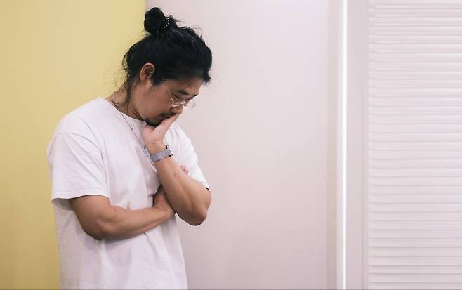 웹툰작가 박용제 (서울=연합뉴스) 류효림 기자 = 네이버웹툰 '갓 오브 하이스쿨'을 그린 박용제 작가는 17일 서울 강남구의 한 사무실에서 연합뉴스와 인터뷰했다. 2022.11.20
    ryousanta@yna.co.kr