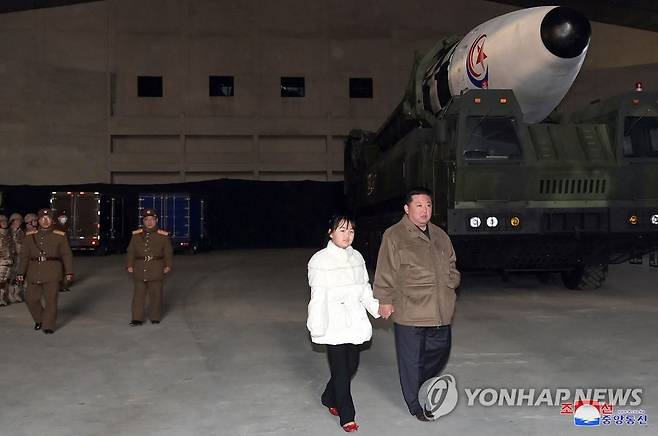 북한, 어제 화성-17형 시험발사…김정은 "핵에는 핵으로 대응" (평양 조선중앙통신=연합뉴스) 조선중앙통신이 19일 공개한 김정은 국무위원장과 딸의 사진. 김 위원장의 딸이 공개석상에 등장한 사실이 보도된 것은 이번이 처음이다.