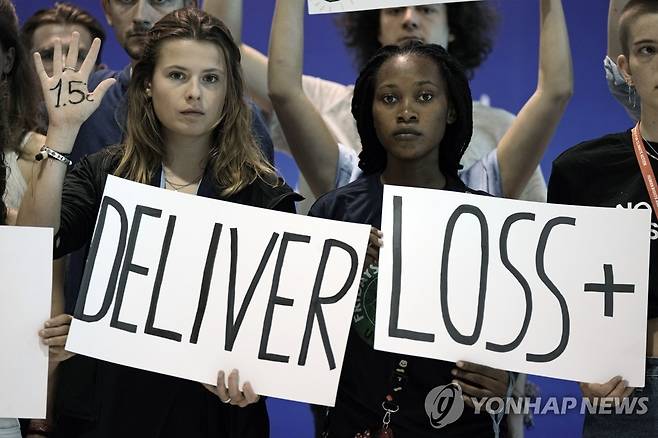 지구 온도 상승 제한폭 1.5도 유지 등을 촉구하는 기후 활동가들 [AP 연합뉴스 자료사진. 재판매 및 DB 금지]