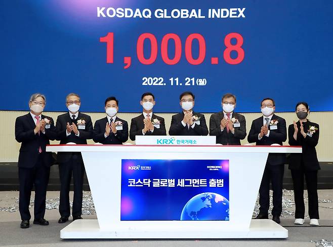 21일 서울 여의도 한국거래소 홍보관에서 코스닥 글로벌 세그먼트 출범식이 열린 가운데 참석 인사들이 지수표출 세레모니 후 기념촬영을 하고있다. 왼쪽부터 홍순욱 한국거래소 코스닥시장본부장, 박순재 알테오젠 대표이사, 김장우 에코프로비엠 부사장, 장경호 코스닥협회장, 손병두 한국거래소 이사장, 김학균 한국거래소 코스닥시장위원회 위원장, 이상율 천보 대표이사, 유원정 서울반도체 상무/사진=한국거래소 제공
