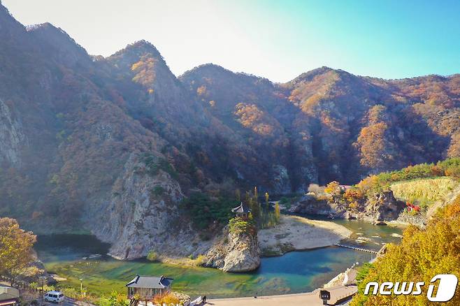 충북 영동군 황간면 월류봉 일대에 늦가을 정취를 만끽하려는 탐방객들의 발길이 이어지고 있다. (영동군 제공)