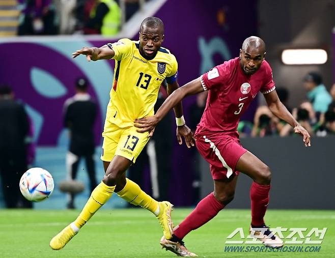 카타르와 에콰도르의 경기가 20일 카타르 알코르 알바이트 스타디움에서 열렸다. 에콰도르 발렌시아(왼쪽)가 상대 파드랄라의 수비를 피해 돌파를 시도하고 있다. 알코르(카타르)=송정헌 기자songs@sportschosun.com/2022.11.20/