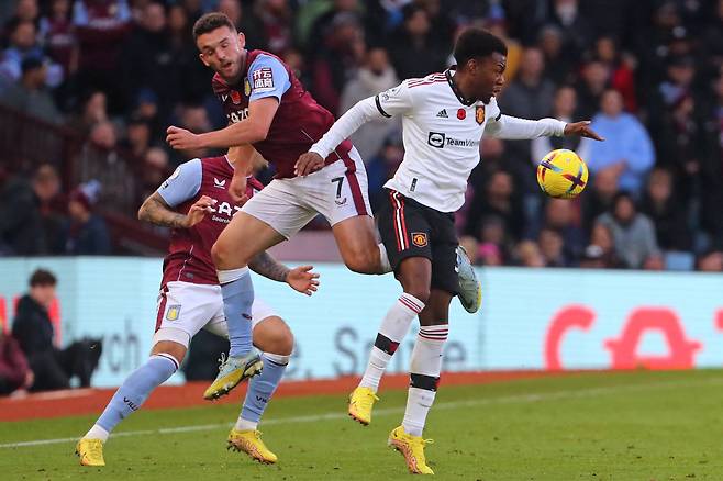 Manchester United's Swedish striker Anthony Elanga (R) vies with Aston Villa's Scottish midfielder John McGinn (C) during the English Premier League football match between Aston Villa and Manchester Utd at Villa Park in Birmingham, central England on November 6, 2022. (Photo by Geoff Caddick / AFP) / RESTRICTED TO EDITORIAL USE. No use with unauthorized audio, video, data, fixture lists, club/league logos or 'live' services. Online in-match use limited to 120 images. An additional 40 images may be used in extra time. No video emulation. Social media in-match use limited to 120 images. An additional 40 images may be used in extra time. No use in betting publications, games or single club/league/player publications. /







<저작권자(c) 연합뉴스, 무단 전재-재배포 금지>