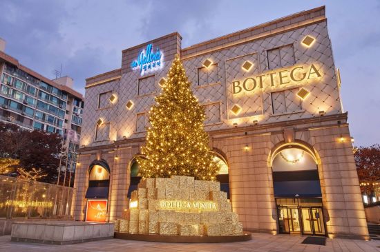 갤러리아 백화점이 보테가 베네타와 협업한 크리스마스 트리 사진.(사진제공=갤러리아)