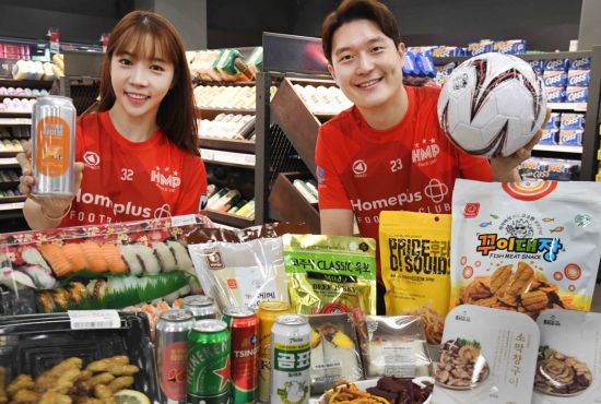 모델들이 21일 서울 등촌동 ‘홈플러스 메가푸드마켓’ 강서점에서 다양한 응원 먹거리를 선보이고 있다. (사진제공=홈플러스)