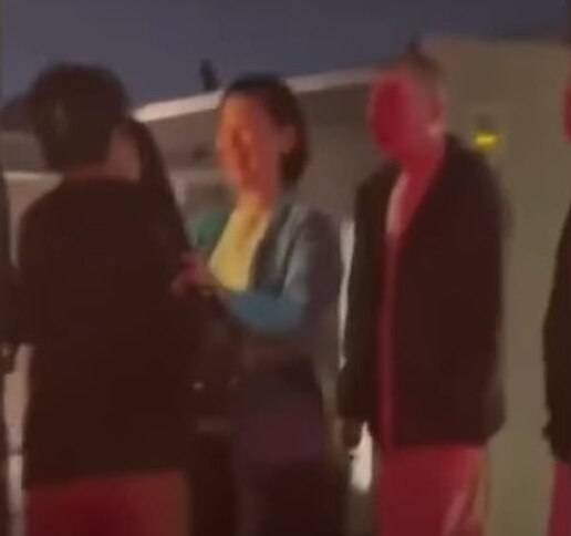 미국 로스앤젤레스 할리우드 힐의 호화 주택에서 지인들을 배웅하는 펑샤오강 부부/ 유튜브