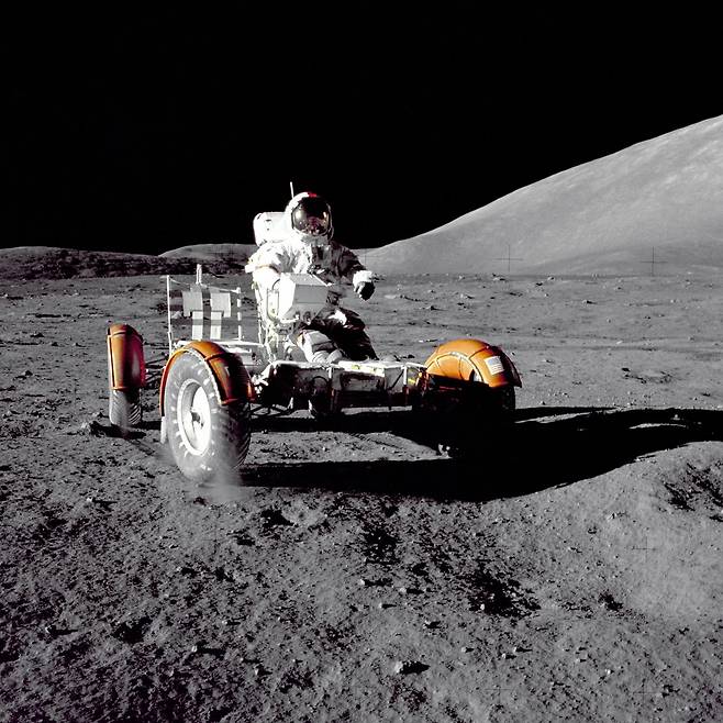 1972년 아폴로 17호의 사령관인 유진 서넌이 월면차를 타고 달을 탐사하는 모습. 나사는 2030년 이전에 달에 우주인을 위한 거주시설을 세우고 차량을 타고 탐사를 할 수 있도록 지원하겠다고 밝혔다./NASA