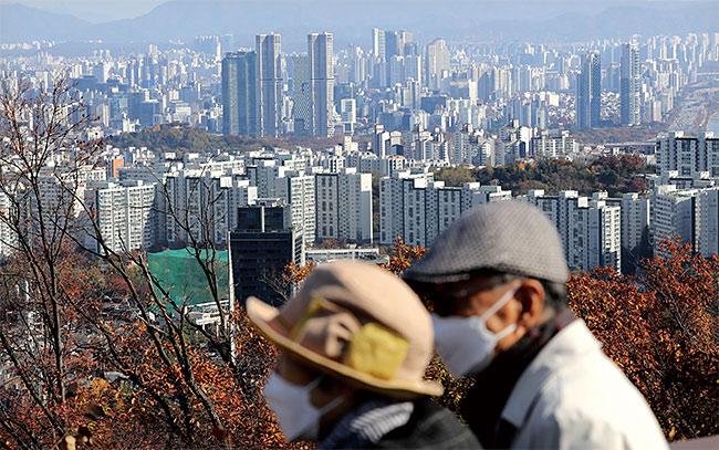 11월 6일 서울 중구 남산에서 바라본아파트 단지. 사진 뉴스1