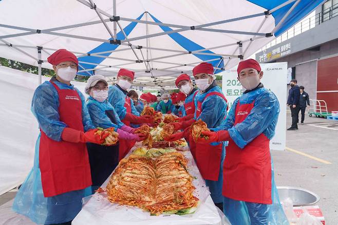 왼쪽부터 전명수 서울시복지협의회 사무총장, 자원봉사자, 타케무라 노부유키 한국토요타자동차 사장, 최병인 동일모터스 사장, 다케다 가츠토시 주제주일본국총영사관 총영사, 이병진 한국토요타자동차 상무가 사랑의 김장 나눔 행사에 동참하고 있다.