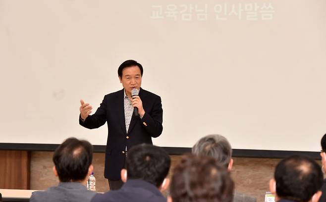 임태희 경기도교육감이 21일 도교육청 남부청사에서 열린 2022년 정보화전략계획 최종보고회에서 디지털·온라인 기반 교육시설 공사관리 플랫폼 구축을 위한 설명을 하고 있다.