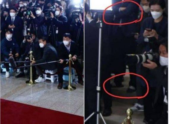 지난 18일 윤석열 대통령의 도어스테핑을 지켜보고 있는 MBC 기자. 김종혁 국민의힘 비대위원은 슬리퍼 차림에 팔짱을 끼고 있는 MBC 기자 모습을 비판했다. 출처=김종혁 국민의힘 비대위원 페이스북