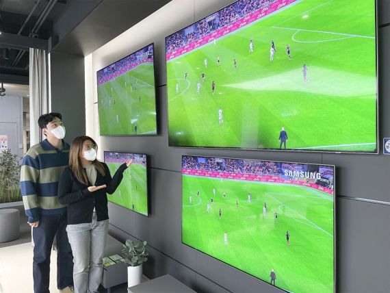 전자랜드 타이푼에서 고객들이 TV를 살펴보고 있다.