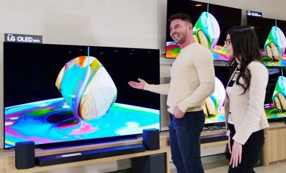호주 고객들이 LG올레드 에보를 살펴보고 있다. LG전자 제공