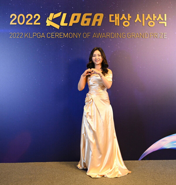 '2022 KLPGA 대상 시상식'에서 최저타수상, 대상 등을 수상한 한국여자프로골프(KLPGA) 투어 이예원 프로. 사진제공=KLPGA