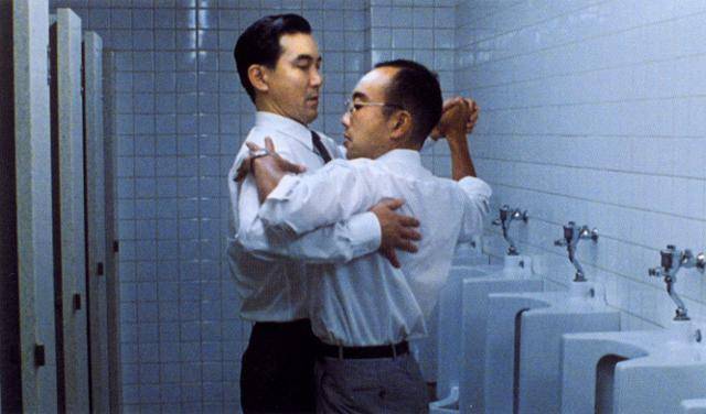 일본 영화 '쉘위댄스'의 한 장면. 춤에 빠진 직장인 스기야마가 동료와 함께 시도 때도 없이 춤 연습을 하고 있다.