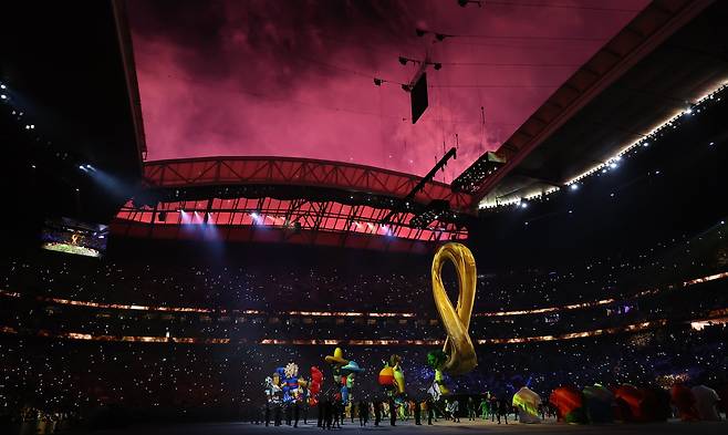 20일(현지시간) 카타르 알코르 알바이트 스타디움에서 2022 카타르 월드컵 개막식 공연이 성대하게 펼쳐지고 있다. 연합뉴스