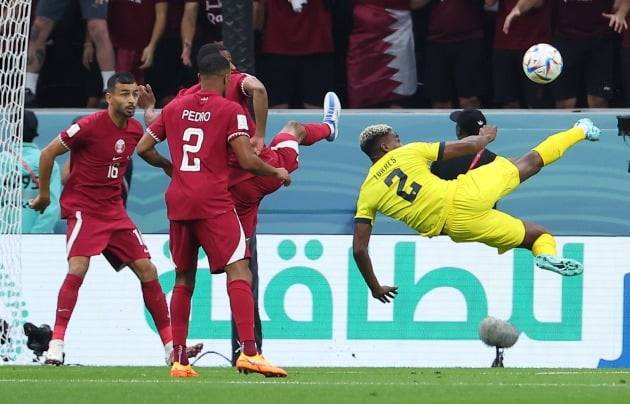 20일(현지시간) 카타르 알코르 알바이트 스타디움에서 열린 2022 카타르 월드컵 카타르와 에콰도르의 개막전 경기. 에콰도르 펠릭스 토레스가 시저스킥으로 패스를 하고 있다.  /사진=연합뉴스