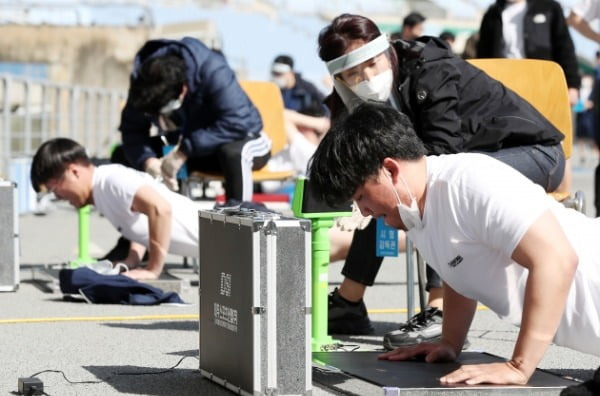 지난해 3월 인천경찰청 경찰관 채용 체력검정에서 응시자들이 팔굽혀펴기 시험을 치르고 있다. /사진=연합뉴스