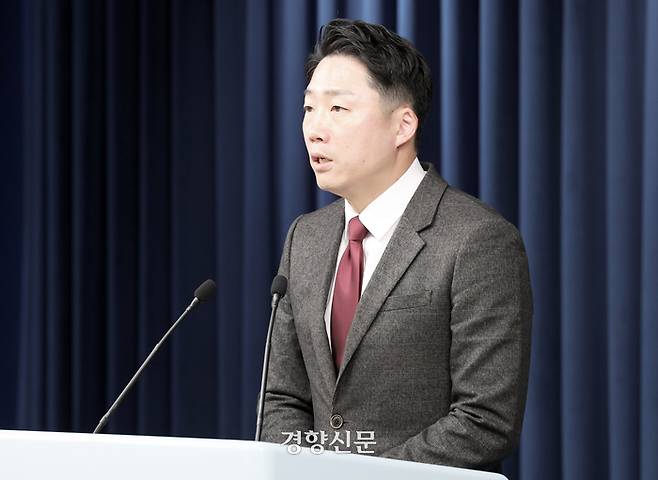 이재명 대통령실 부대변인이 21일 용산 대통령실 청사에서 정례 브리핑을 하고 있다. 대통령실사진기자단