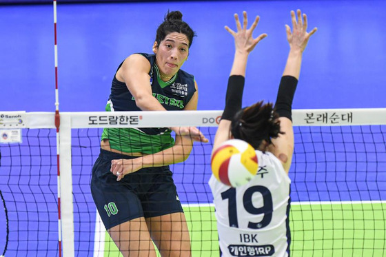 Yassmeen Bedart-Ghani of Hyundai Hillstate attacks during a the match against Korea Expressway Hi-pass on Sunday at Suwon Gymnasium in Suwon. [YONHAP]