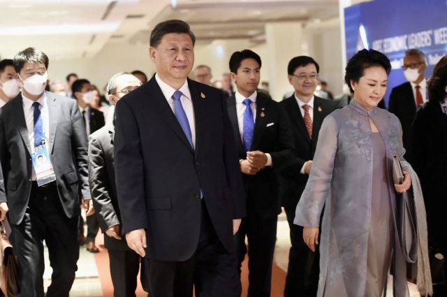 시진핑 중국 국가주석과 부인 펑리위안 여사가 지난 17일(현지시간) 태국 방콕에서 열린 아시아태평양경제협력체(APEC) 정상회의 전야 만찬에 참석하고 있다. 로이터연합뉴스