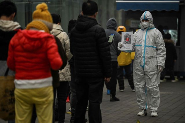 중국 베이징의 한 거리에 설치된 코로나19 핵산 검사소에 20일 검사를 받으려는 주민들이 줄을 서 있는 모습. AFP연합뉴스