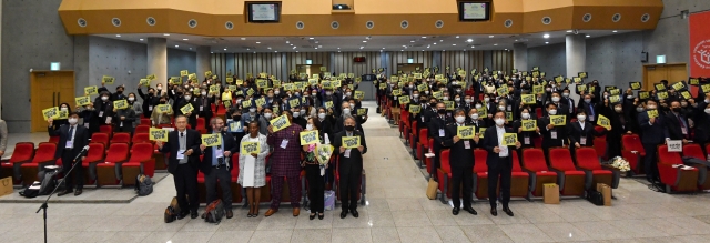 NCCK 제71회 정기총회 참석자들이 21일 서울 강북구 한신대 신대원에서 '한반도에 평화를'이라고 적힌 피켓을 들고 기념사진을 촬영하고 있다. 신석현 포토그래퍼