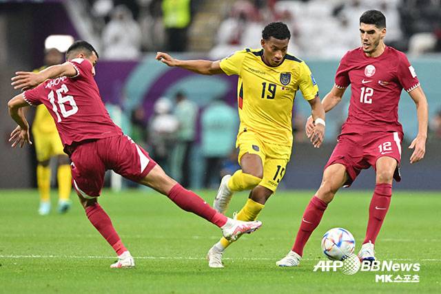 카타르가 세계축구의 높은 벽을 실감하며 2022 카타르 월드컵 개막전 에콰도르와의 경기에서 완패를 당했다. 사진=AL KHOR, QATAR ⓒAFPBBNews = News1