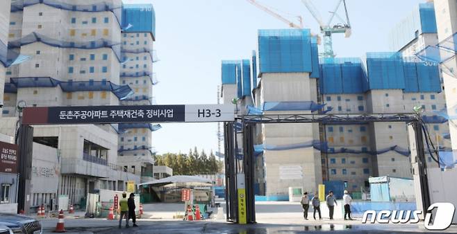 (서울=뉴스1) 박지혜 기자 = 17일 오전 재건축 공사가 재개된 서울 강동구 둔촌주공 공사현장에서 관계자들이 분주하게 움직이고 있다.  이날 공사비 증액 갈등으로 공사가 중단됐던 둔촌주공 아파트 재건축(새 단지명 '올림픽파크포레온') 사업이 약 6개월 만에 재개됐다. 2022.10.17/뉴스1  Copyright (C) 뉴스1. All rights reserved. 무단 전재 및 재배포 금지.