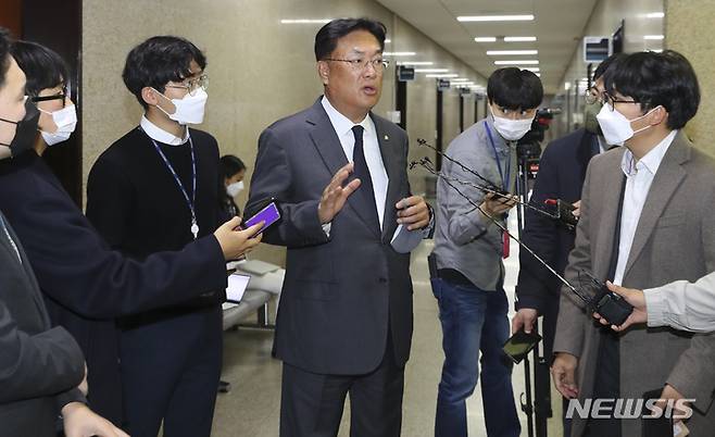 [서울=뉴시스] 최진석 기자 = 정진석 국민의힘 비상대책위원장이 21일 서울 여의도 국회에서 열린 이태원 참사 유가족 면담을 위해 이동하며 기자들의 질문에 답하고 있다. 2022.11.21. myjs@newsis.com