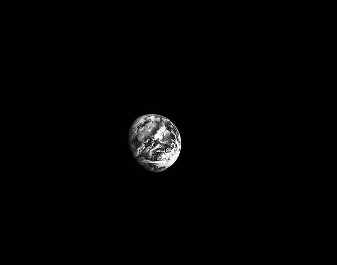 미국의 달 탐사선 오리온이 비행 2일차에 광학 항법 카메라를 사용해 촬영한 지구의 흑백 사진. (사진=나사) *재판매 및 DB 금지