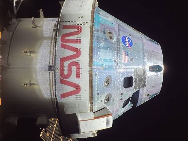 미국의 달 탐사선 오리온이 비행 3일차에 태양광 패널 날개에 탑재된 카메라로 촬영한 모듈 본체의 모습. 나사는 이를 두고 오리온이 촬영한 '고해상도 셀카'라고 표현했다. (사진=나사) *재판매 및 DB 금지
