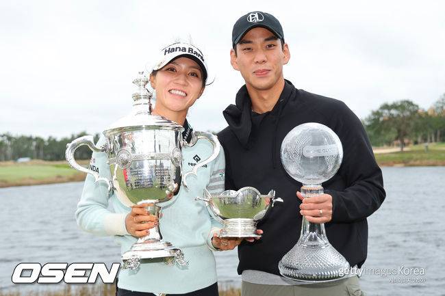 LPGA 투어 최종전 우승 후 예비 신랑 정준 씨와 함께 포즈를 취한 리디아 고.