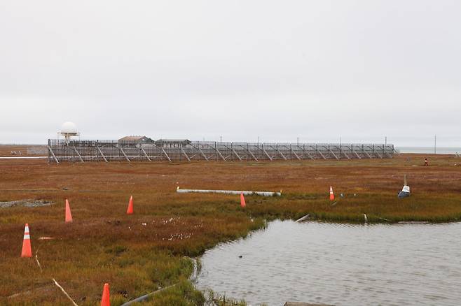 눈보라를 막아 주는 방풍벽 펜스.