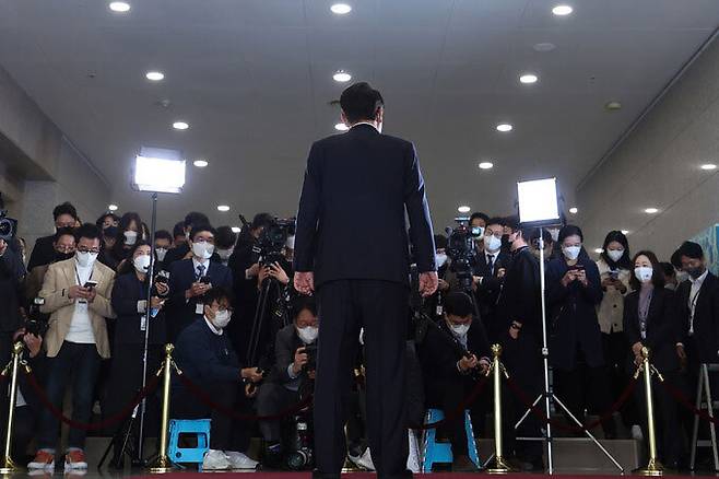 이 모습 다시 볼 수 있을까 대통령실은 윤석열 대통령이 취임 후 이어 온 도어스테핑(약식 기자회견)을 중단하겠다고 21일 밝혔다. 사진은 지난 18일 오전 서울 용산 대통령실 청사에서 도어스테핑을 하는 윤 대통령의 모습.  대통령실사진기자단