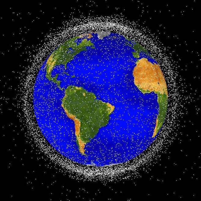 미국 나사(항공우주국)가 지난해 지구 저궤도에 떠돌고 있는 우주 쓰레기 현황을 그래픽으로 만든 모습. 나사 제공