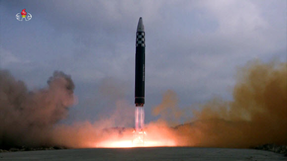 북한이 지난 18일 김정은 국무위원장 참관 아래 평양국제비행장에서 신형 대륙간탄도미사일(ICBM) ‘화성17형’을 동해상으로 발사하는 영상을 조선중앙TV가 19일 보도했다.조선중앙TV·뉴시스
