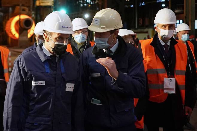 에마뉘엘 마크롱 프랑스 대통령(위 가운데)이 2020년 12월 프랑스 중부 라크뢰소에 있는 원자로 생산공장을 둘러보고 있다. ⓒEPA