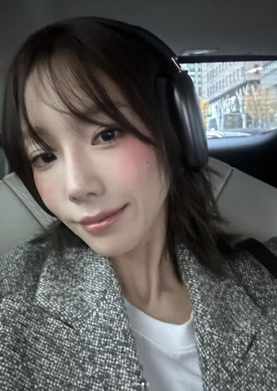 Singer Taeyeon revealed a haggard V-line.Taeyeon released a series of selfies taken from the car on his 21st day, leaving a short phrase  ⁇   ⁇   ⁇   ⁇  through his instagram. The photo shows Taeyeon staring at the camera and emitting a dreamy charm.In addition to the atmosphere with his bangs, he attracted attention with a noticeably blurred V-line.On the other hand, Taeyeon is appearing fixedly on the TVN entertainment  ⁇  amazing Saturday  ⁇  which is broadcast every Saturday.