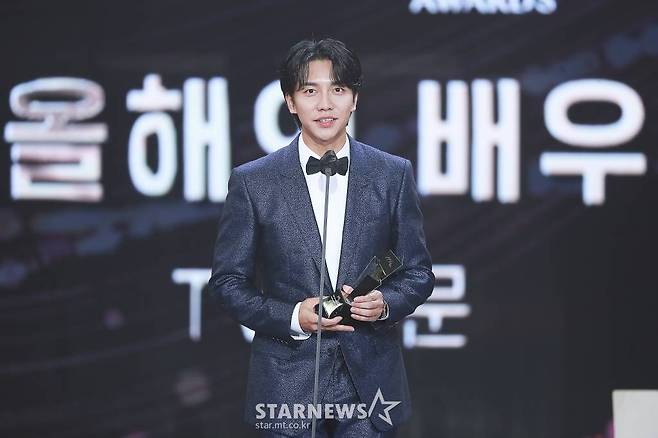 배우 이승기가 2일 오후 서울 강서구 등촌동 KBS 아레나에서 열린 2021 Asia Artist Awards (2021 아시아 아티스트 어워즈, 2021 AAA) 시상식에서 AAA 올해의 배우 TV 부문을 수상하고 소감을 전하고 있다.  스타뉴스가 주최하고 AAA 조직위원회가 주관하는 AAA는 어디에서도 보지 못했던 새로운 무대를 선보이며 전 세계 팬들의 눈과 귀를 사로잡아 명실상부 NO.1 글로벌 시상식으로 거듭났다. /사진=AAA 기자 star@