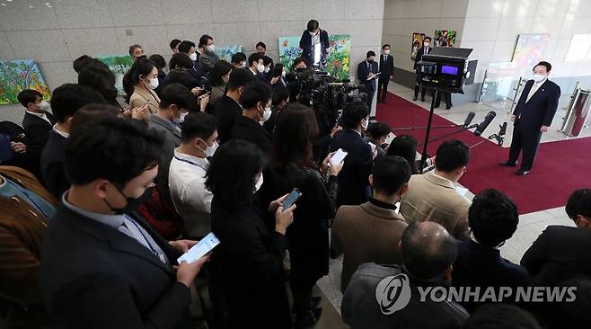 출근길 질의응답하는 윤석열 대통령 (서울=연합뉴스) 안정원 기자 = 윤석열 대통령이 18일 오전 서울 용산 대통령실 청사로 출근, 기자들과 질의응답을 하고 있다. 2022.11.18 [대통령실통신사진기자단] jeong@yna.co.kr