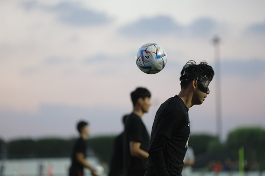 대표팀 훈련에서 헤더를 시도한 손흥민. 출처 : 대한축구협회